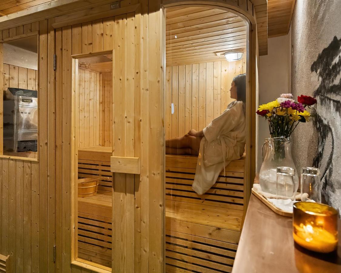 Central Hotel Panama Casco Viejo Exterior photo A woman in a sauna
